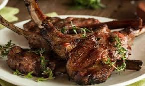 Viande d'agneau grillée a la demandede 